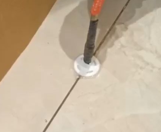 章贡瓷砖空鼓维修公司专业解答瓷砖在铺贴过程中，如果没有涂抹均匀到位的粘结材料（如水泥砂浆或瓷砖胶），可能会导致以下问题