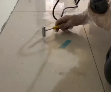 章贡瓷砖开裂维修公司专业分享瓷砖在铺贴前如果没有沥干水分，将会导致以下问题